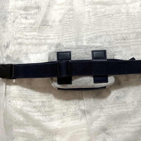 Tommy Hilfiger Fanny Pack - Picture 2 of 4